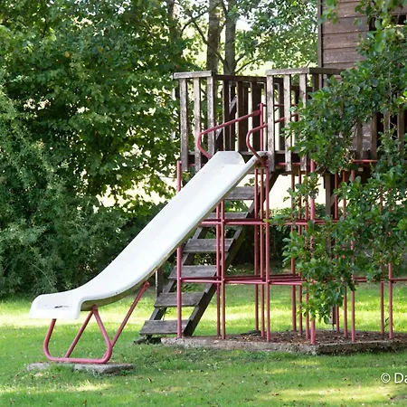 Maison Familiale A Avec Jardin Et Equipements De Loisirs *