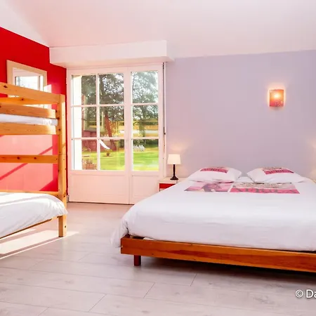 Maison Familiale A Avec Jardin Et Equipements De Loisirs *