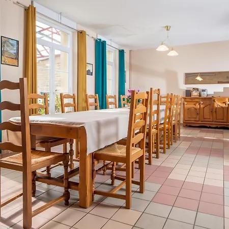 Maison Familiale A Avec Jardin Et Equipements De Loisirs *